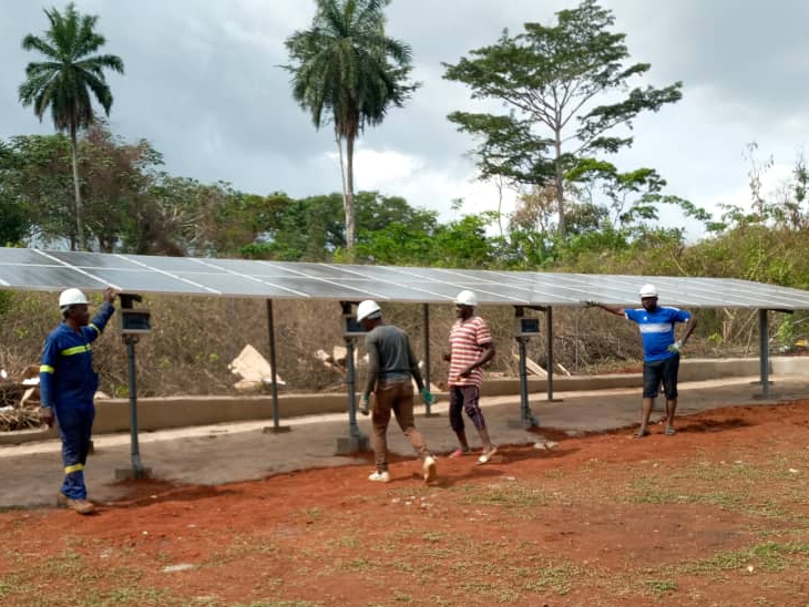 Étude de cas sur un système solaire hors réseau de 10 kW au Cameroun